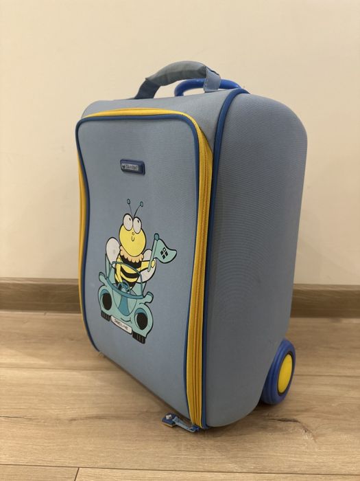 Детски куфар с колелца.