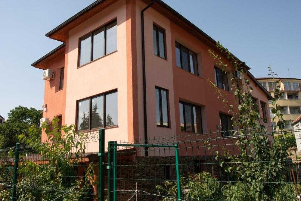 Втори етаж от къща + подпокривно пространство + въздух