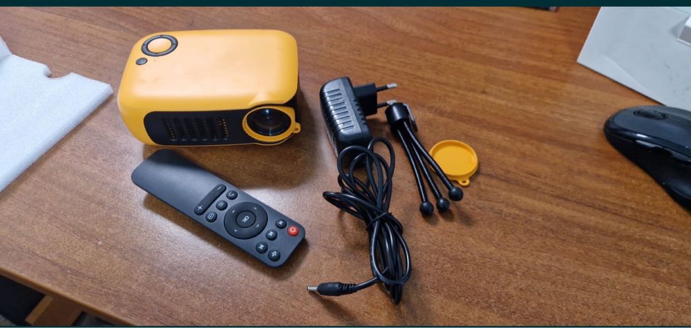 Mini proiector portabil