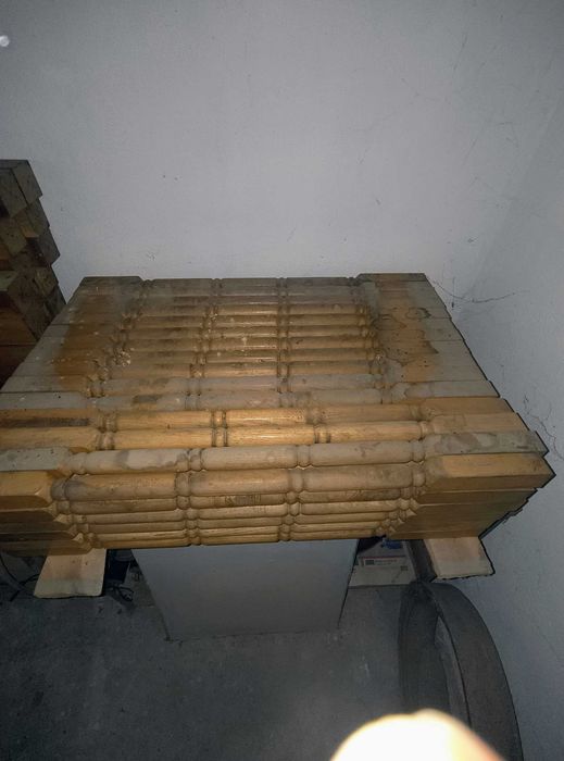 Stâlp pentru balustradă și o masă de toaletă.