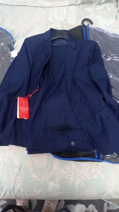 костюм школьный  новый 42 размера ,брюки две штуки