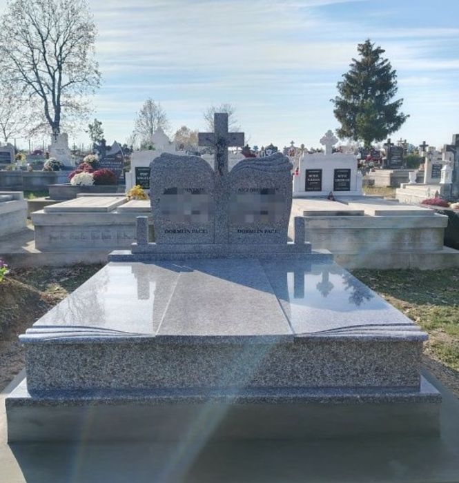 Cruci, cavouri, garduri din beton, monumente funerare