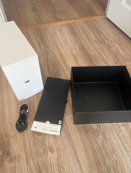 Cutie originală DJI Mavic Air 2 + instrucțiuni și cablu de încărcare