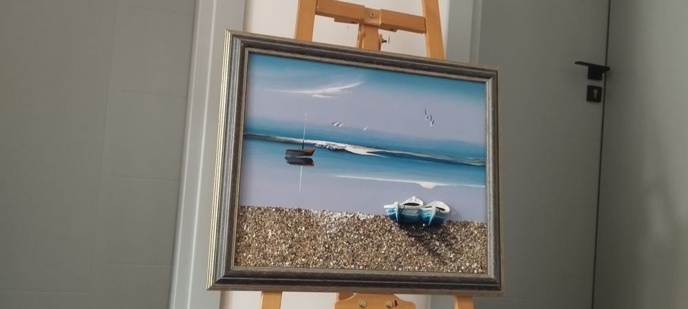 "Продавам декоративна релефна картина с морски пейзаж и лодки. Размер с рамката 57 на 47 см.