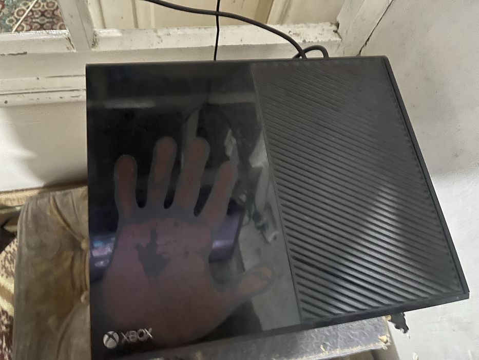Xbox one 1,6tb с 2 джойстиками