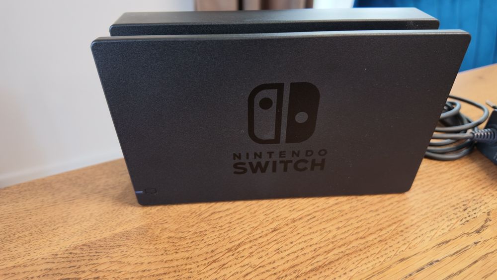 Vând Nintendo Switch (model standard) + Mario Kart 8 Deluxe + 2 volane
