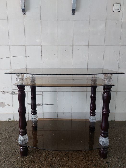 Стеклянный стол под Тв