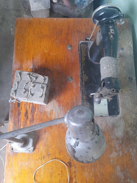 швейная машинка на столе