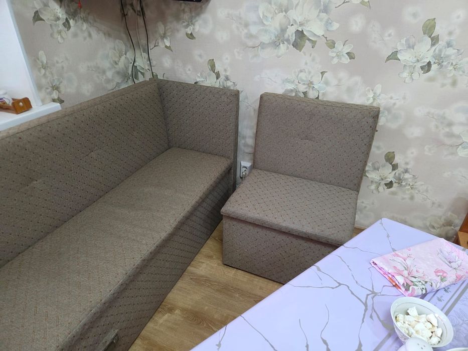 Продам угловой кухонный диван.