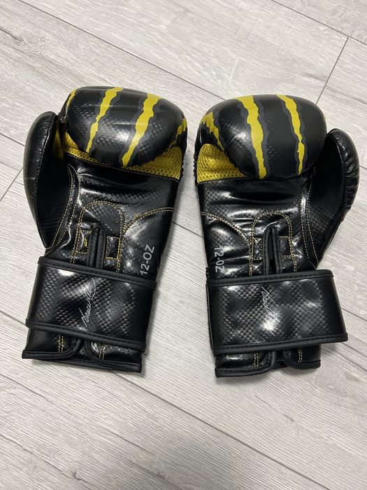 Mănuși de box , Bruce Lee