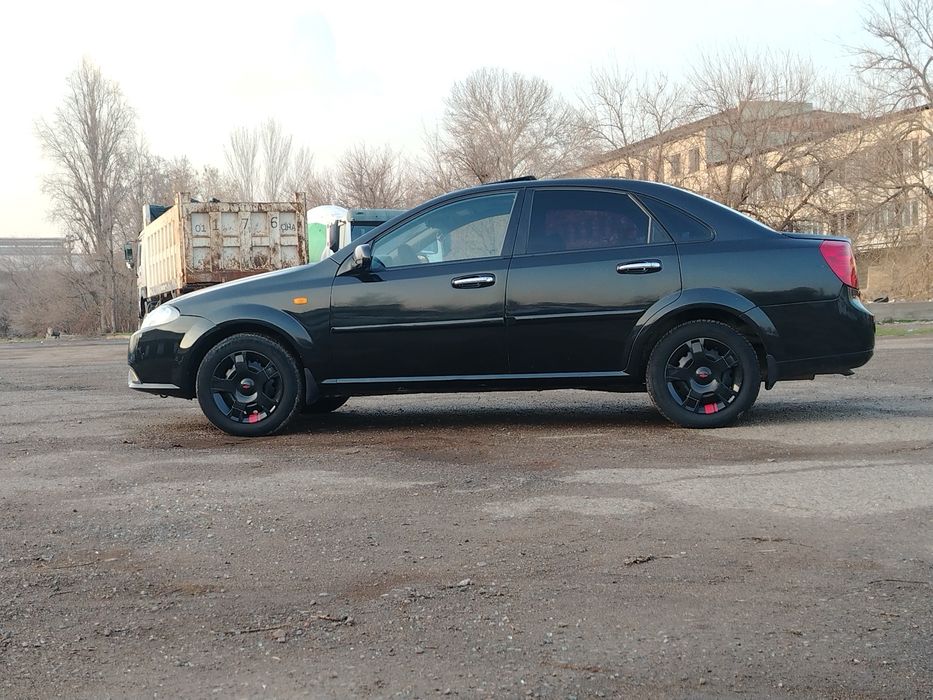 Lasetti 1.6 sotiladi