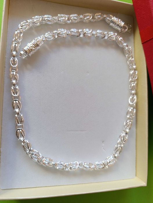 Сребърен ,нов и масивен ланец-дълъг и дебел. В кутия за подарък.