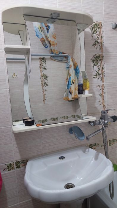 Шкаф с зеркалом для ванны