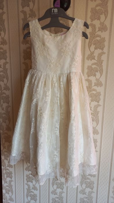 Платье нарядное на 6-7 лет.