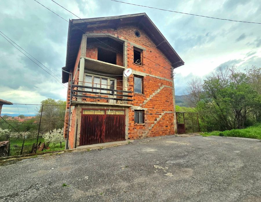 Голяма къща в с.Горна Гращица обл.Кюстендил