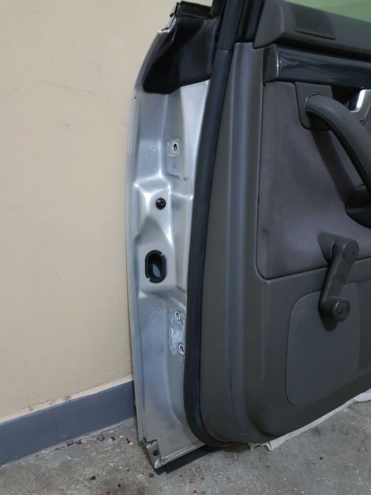 Ușă spate dreapta completă, Audi A4 B6 Sedan, 2001, culoare LY7W, in stare foarte buna, fara rugina, bandourile in stare perfecta