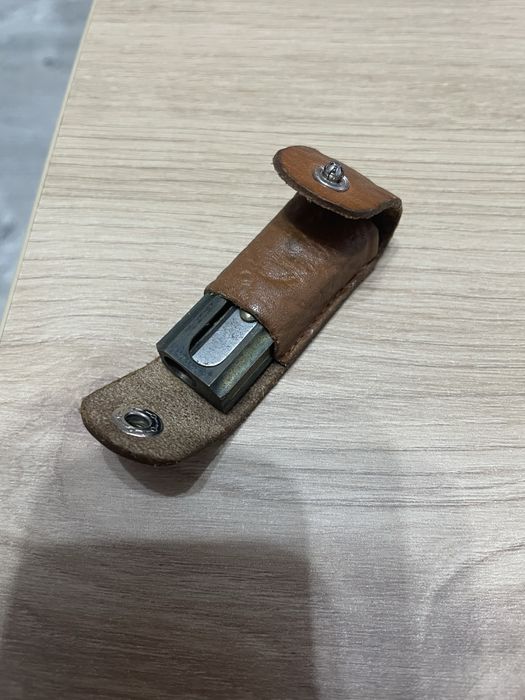 Vand ascutitoare veche cu husa de piele