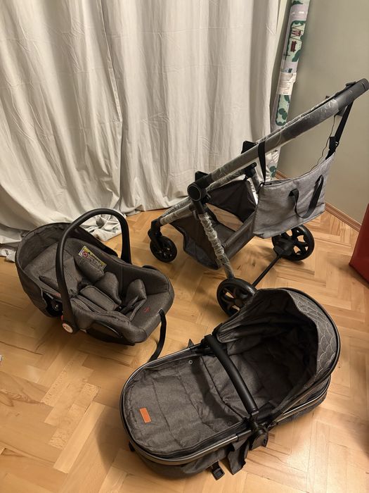Нова бебешка количка 3 в 1 със столче за кола