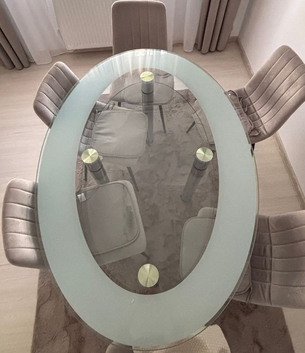 Vând masă de livingfixă.