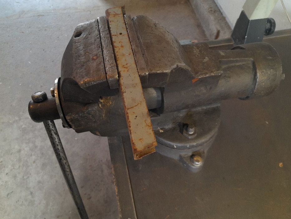 Продам тиски с текстолитовым столом