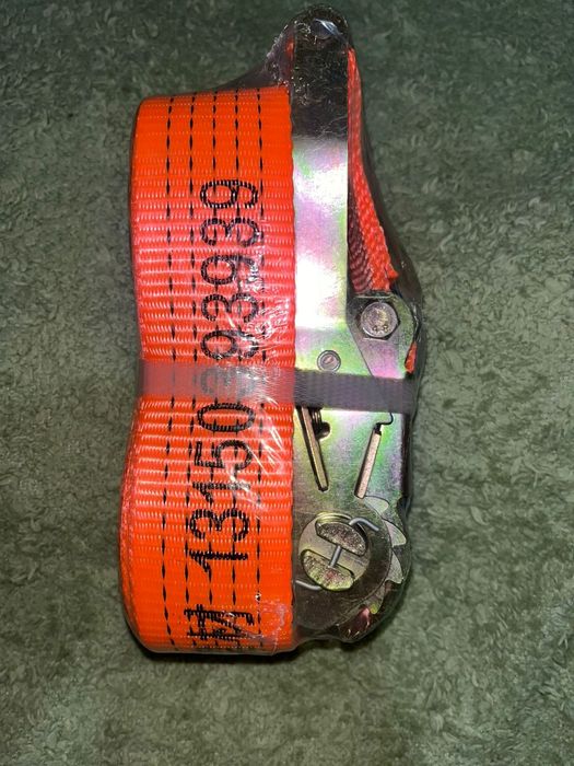 Стяжной ремень для крепления грузов.