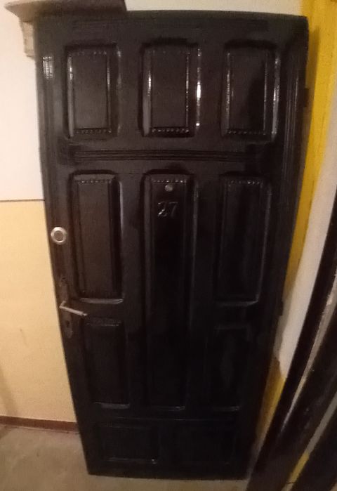 Vând ușă din lemn de brad
