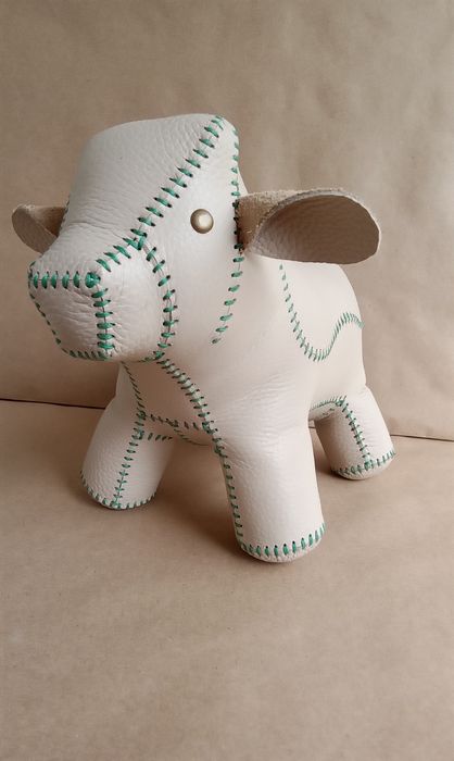 Кожаные интерьерные фигуры.