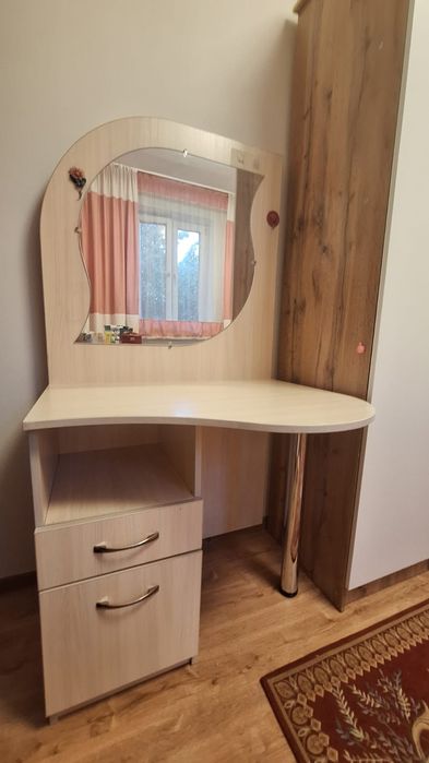 Продам косметический стол