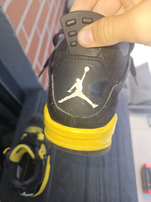 Air Jordan 4 retro Black Thunder.