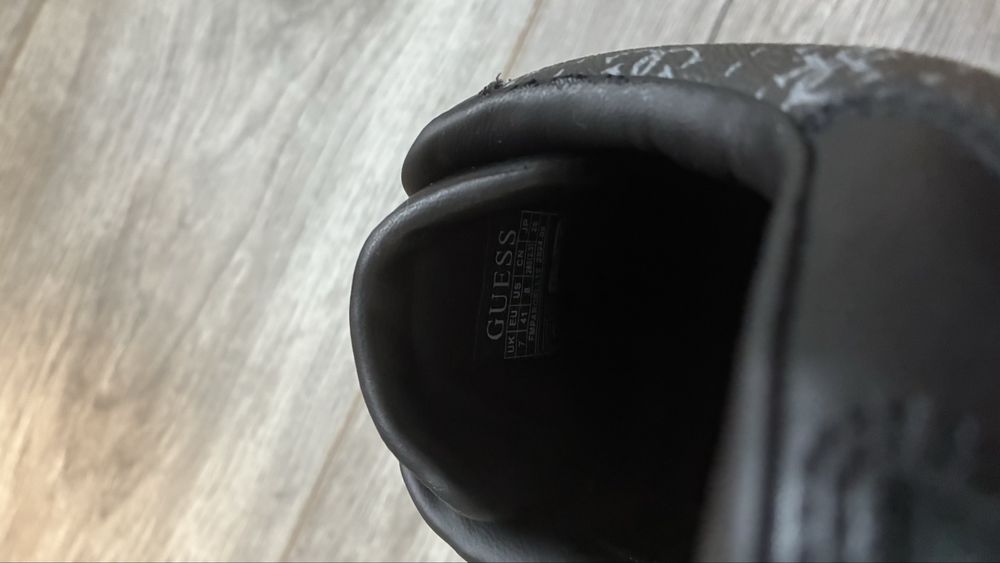 Оригинални обувки Guess