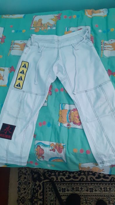 Продам кимоно 2 размера.