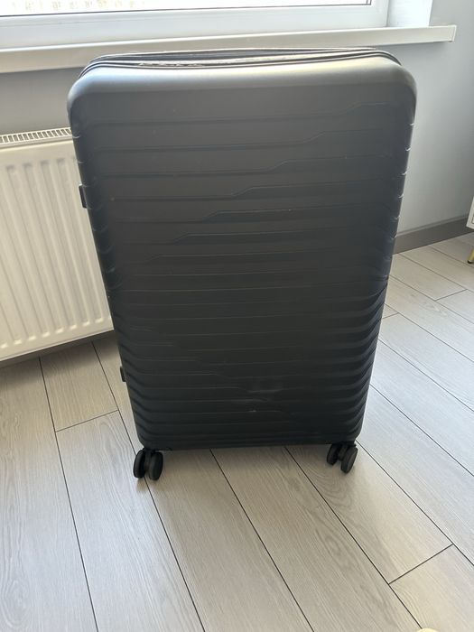 Продам чемоданы б.у в среднем состоянии