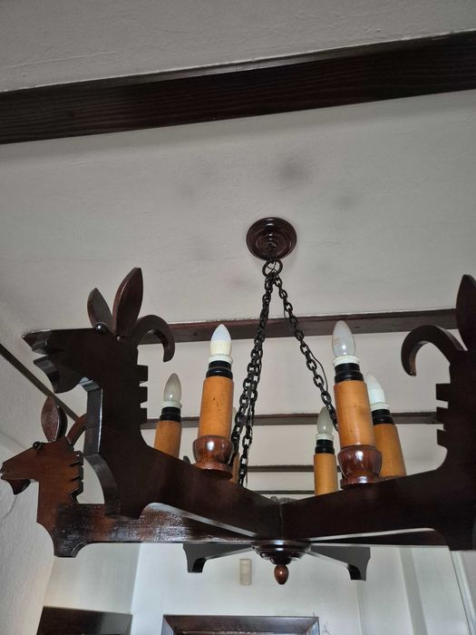 Lustra unicat din lemn, model rustic, cu 6 brate.