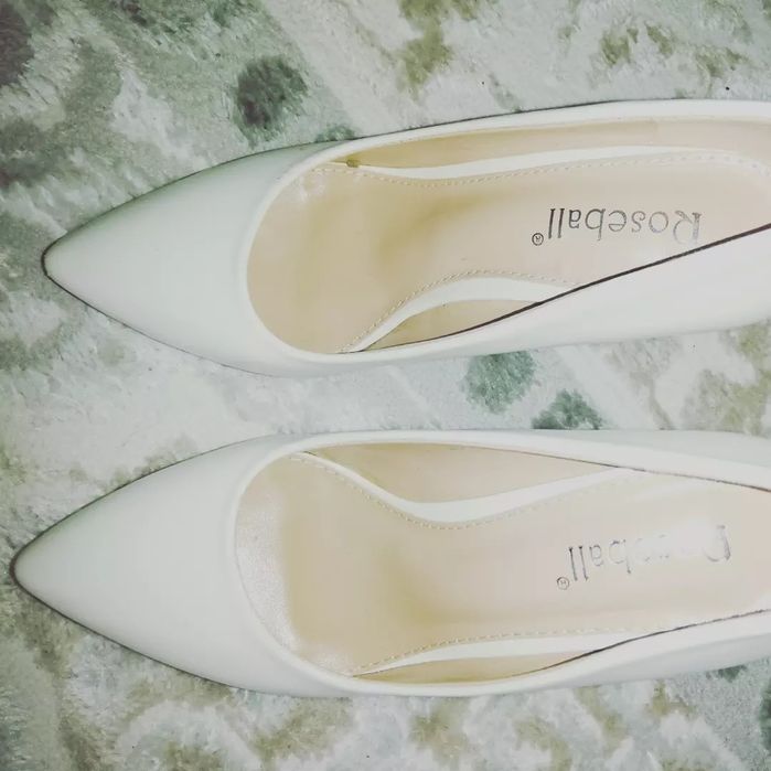 Белые удобные туфли