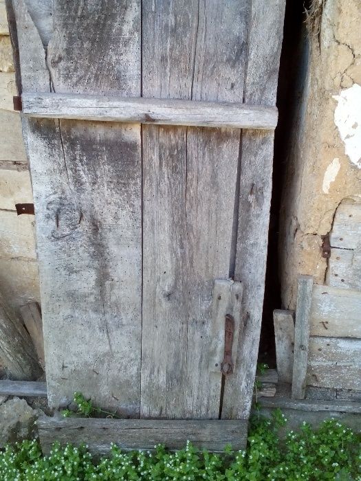 Продавам ретро куфар и дървени врати