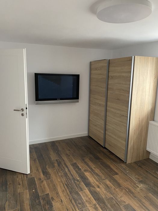 Inchiriez apartament la casa.