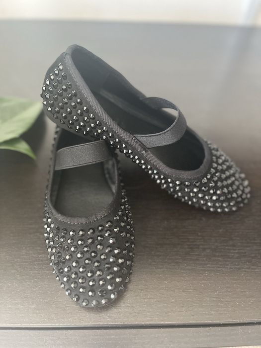 Balerini,marimea 37, cu insertii de pietre, eleganti in stare foarte b
