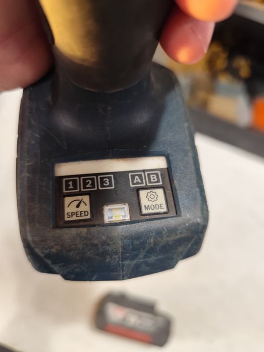 Безчетков акумулаторен гайковерт импакт Бош Bosch GDX 18V-210 C + 3Ah