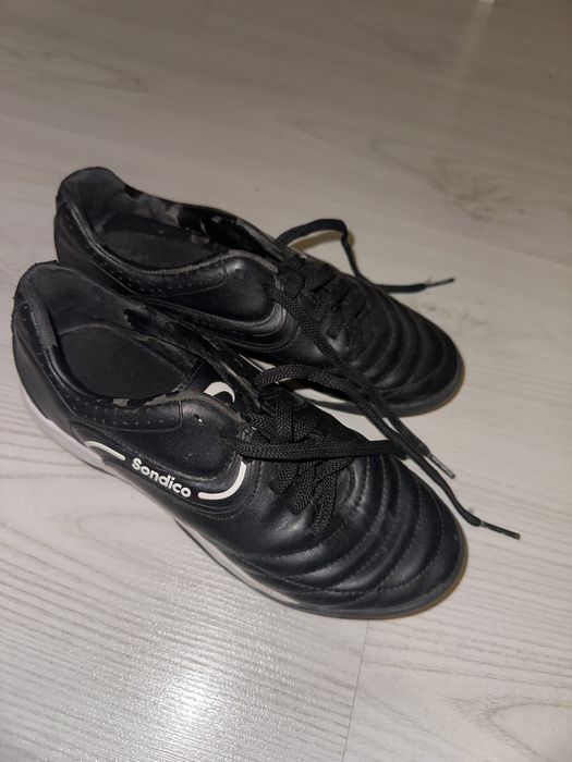 Спортни обувки.