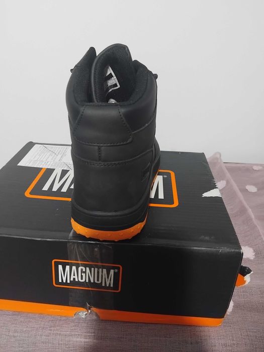 Vand ghete barbati masura 43 noi cu eticheta si ambalaj