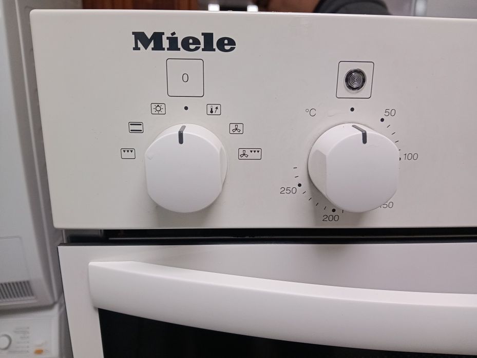 Уникална бяла печка за вграждане Миеле Miele  с 2 години гаранция!