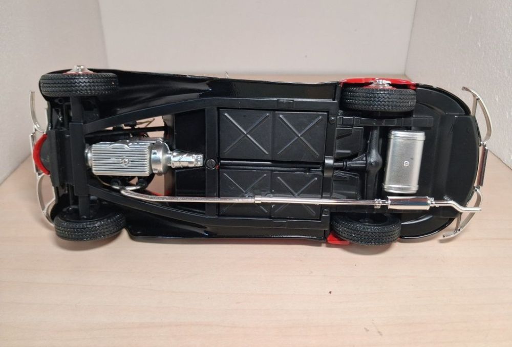 BMW327 guiloy 1 18 
Scara 1:18
Produs de guiloy

Pozele reflectă reali