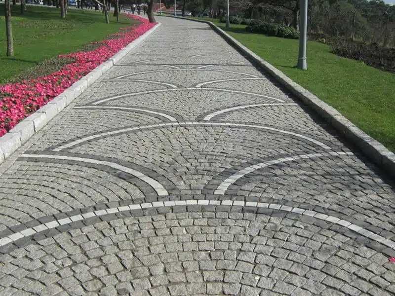 Piatră Cubică Durabilă – Ideală pentru Alei Pietonale și Parcări Auto