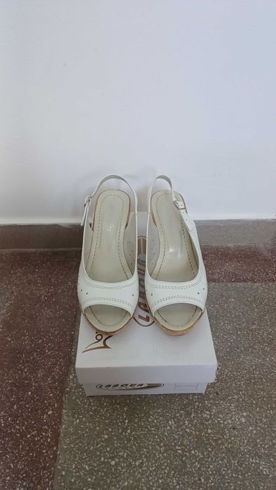 Sandale albe din piele naturala si talpa ortopedica (toc inalt)