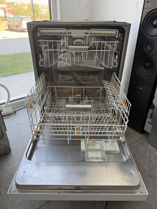 Съдомиялна MIELE 60/см с три кошници