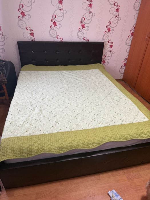 Se vinde mobila completa pat dublu sifonier 4 usi comoda