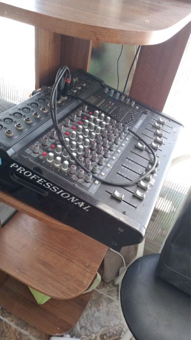 Музыкальная аппаратура в сборе свет дым