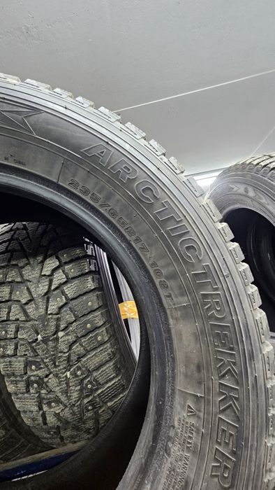 Продам комплект шин 235/65/17
