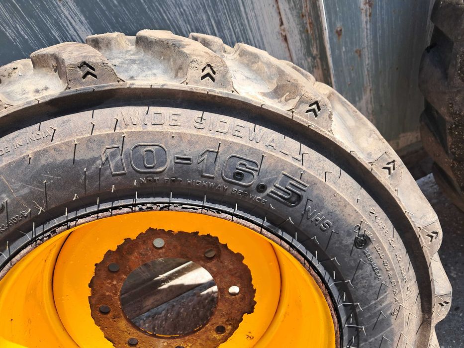 Джанти с гуми за бобкат 10-16.5