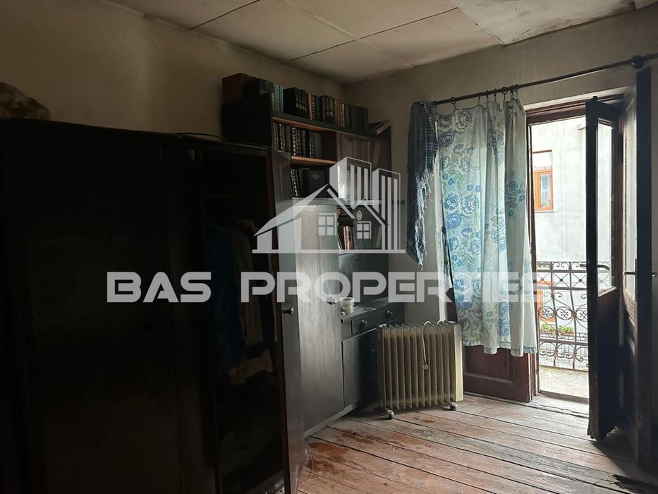 Продава се Тристаен апартамент в София, Център - 80 кв.м за 988 €/кв.м - Снимка #1